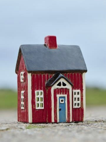 Haus für Teelicht Visby rot mit blauer Tür