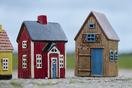 Haus für Teelicht Visby rot mit blauer Tür