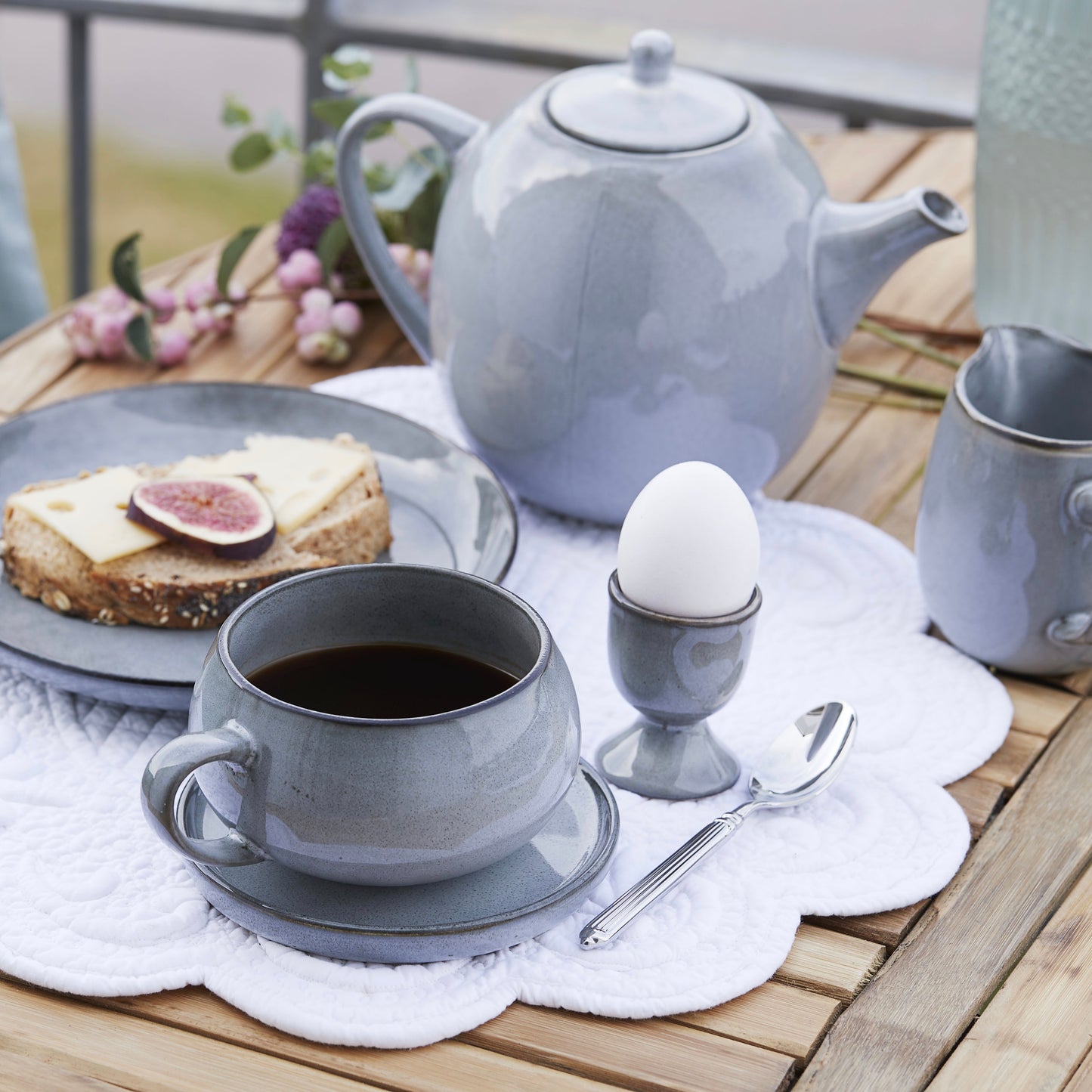 Eierbecher Amera mit Fuß grau